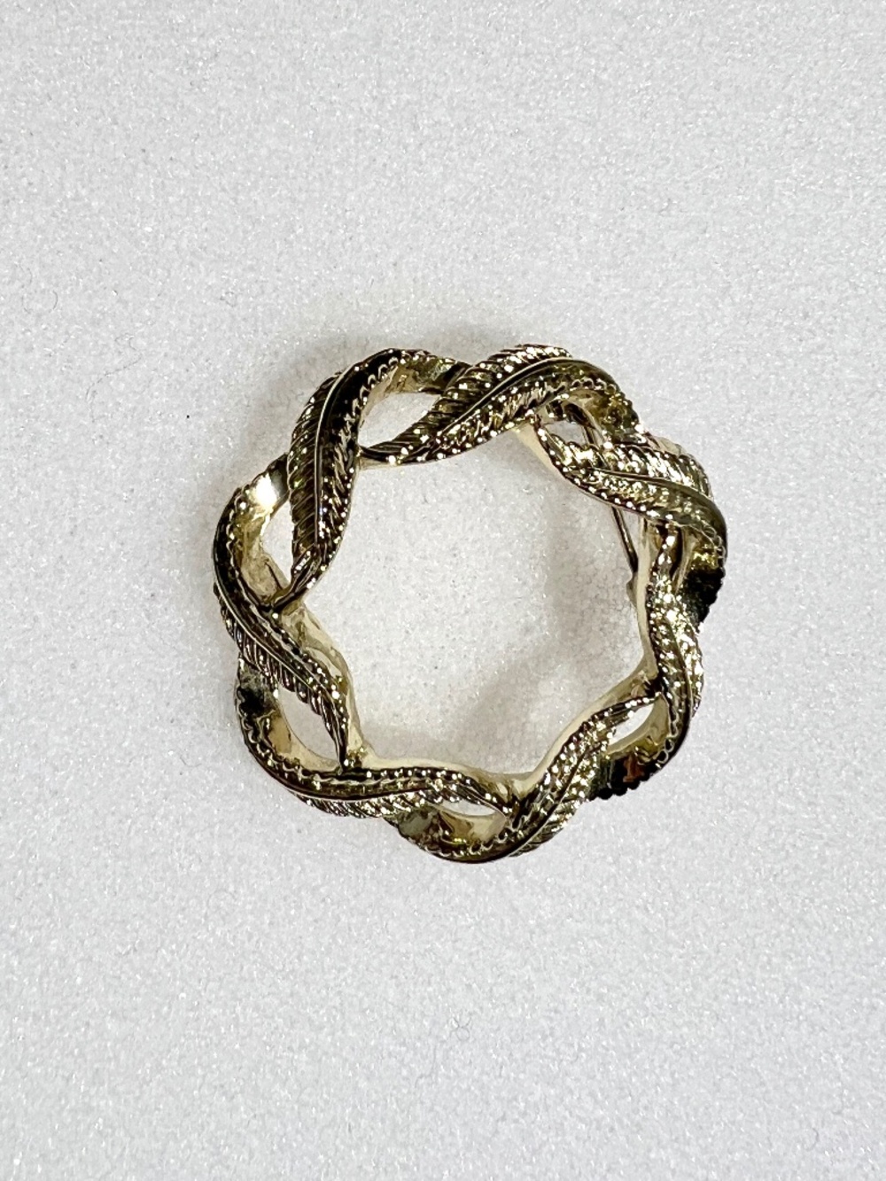 BROOCH SIGNED GERRY’S GOLD-TONE BRAIDED LEAF WREATH CIRCLE BROOCH